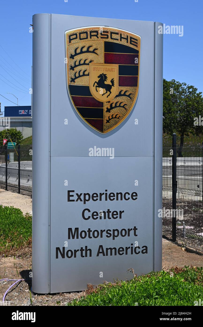 CARSON, CALIFORNIE - 11 MAI 2022 : panneau au Centre Porsche Experience qui offre une variété d'expériences sur un circuit de 53 hectares. Banque D'Images