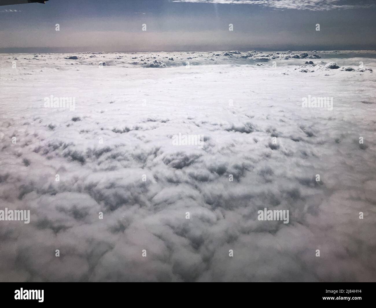 Survoler les nuages et les nuages depuis une fenêtre d'avion. Banque D'Images