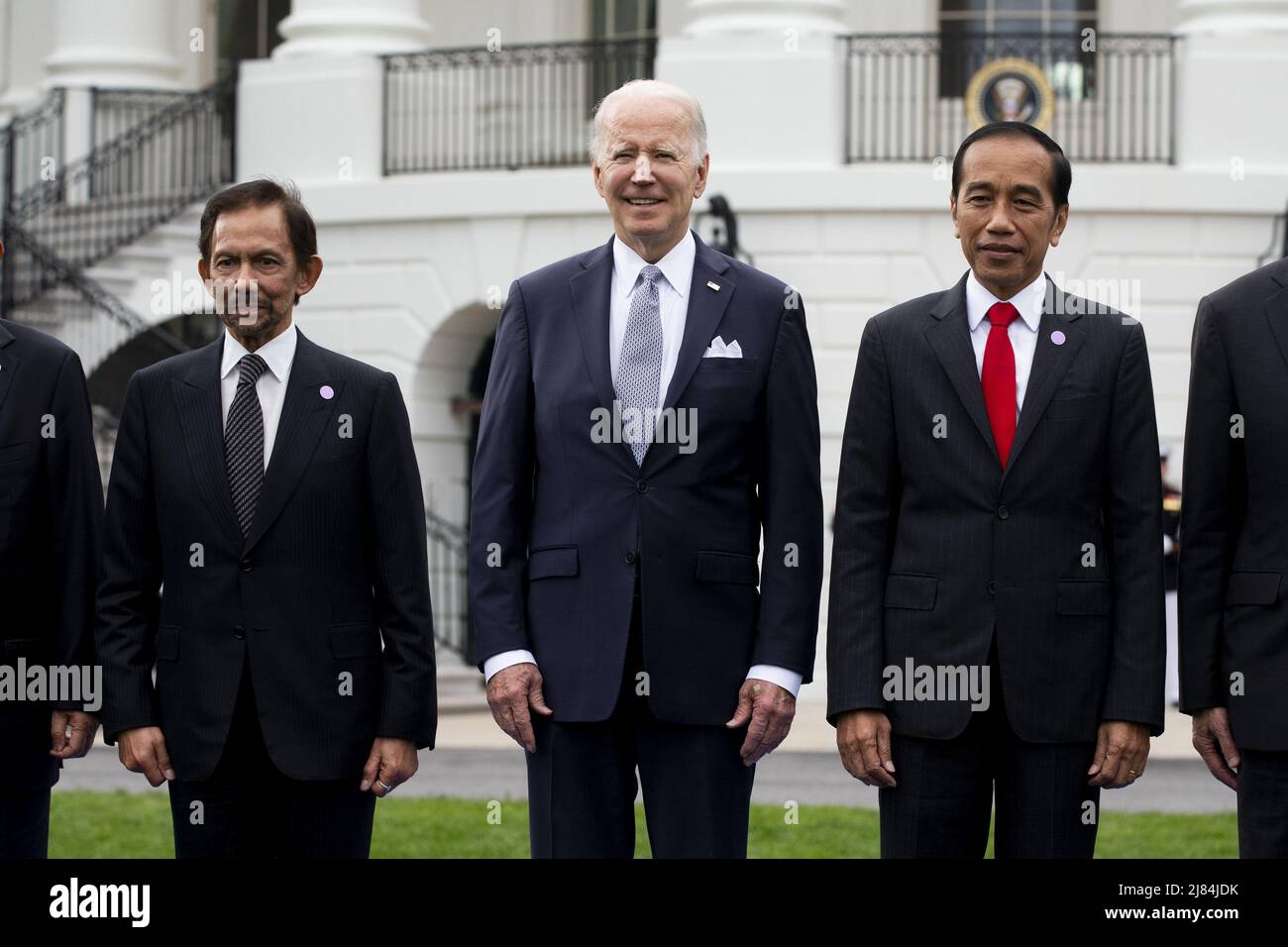 LE président AMÉRICAIN Joe Biden (C) se présente avec le sultan Haji Hassanal Bolkiah (L) de Brunei et le président indonésien Joko Widodo (R) et d'autres dirigeants du Sommet spécial entre les États-Unis et l'ASEAN lors d'une photo de famille sur la pelouse sud de la Maison Blanche à Washington, DC, le jeudi 12 mai, 2022 Biden a souhaité la bienvenue aux dirigeants des pays de l'ANASE et au Secrétaire général de l'ANASE à la Maison Blanche, alors que le Sommet spécial États-Unis-ANASE se réunit, le deuxième Sommet spécial depuis 2016. Le sommet devrait aborder la réponse de la COVID-19 et la sécurité sanitaire mondiale, le changement climatique et le développement durable. Photo de Michael Re Banque D'Images