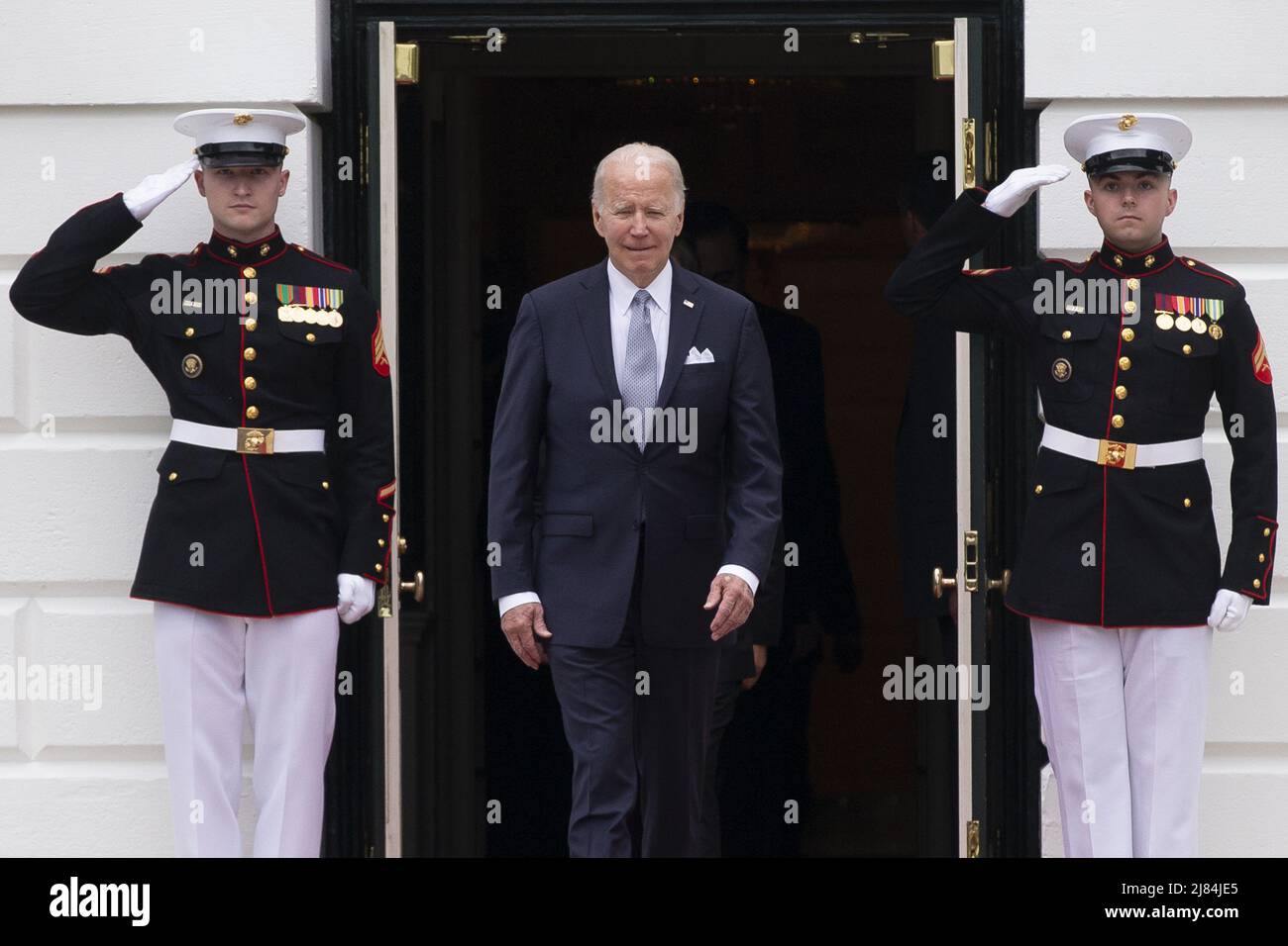 Washington, États-Unis. 12th mai 2022. LE président AMÉRICAIN Joe Biden s'est mis à poser avec les dirigeants du Sommet spécial États-Unis-ASEAN lors d'une photo de famille sur la pelouse sud de la Maison Blanche à Washington, DC, le jeudi 12 mai 2022. Biden a accueilli les dirigeants des pays de l'ANASE et le Secrétaire général de l'ANASE à la Maison Blanche, alors que le Sommet spécial États-Unis-ANASE se réunit, le deuxième Sommet spécial depuis 2016. Le sommet devrait aborder la réponse de la COVID-19 et la sécurité sanitaire mondiale, le changement climatique et le développement durable. Photo de Michael Reynolds./UPI crédit: UPI/Alay Live News Banque D'Images