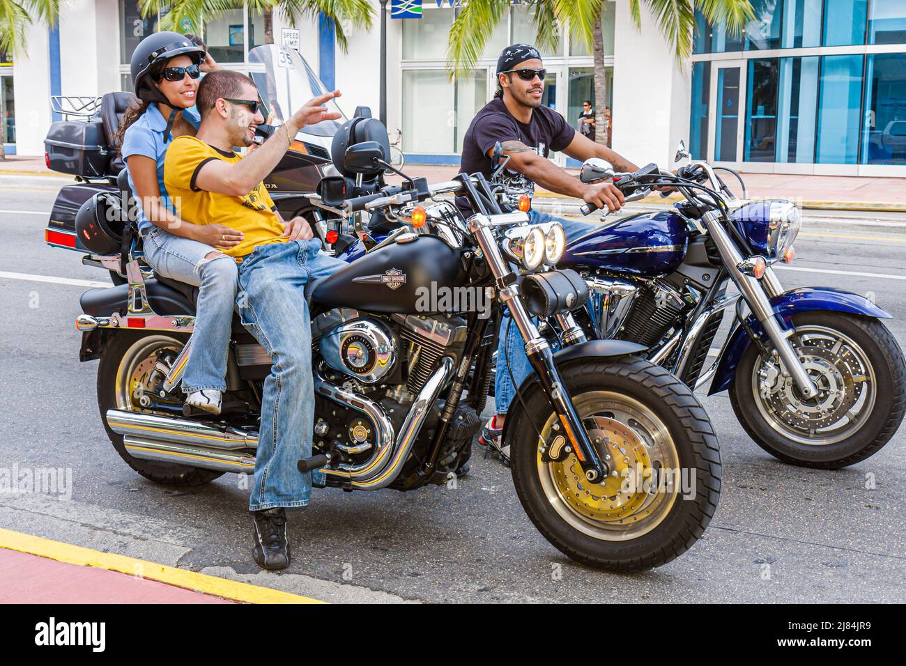 Miami Beach Florida,Washington Avenue,motos,Harley Davidson,hommes hispaniques amis mâles,femme couple cavalier cavaliers pas de casque Banque D'Images
