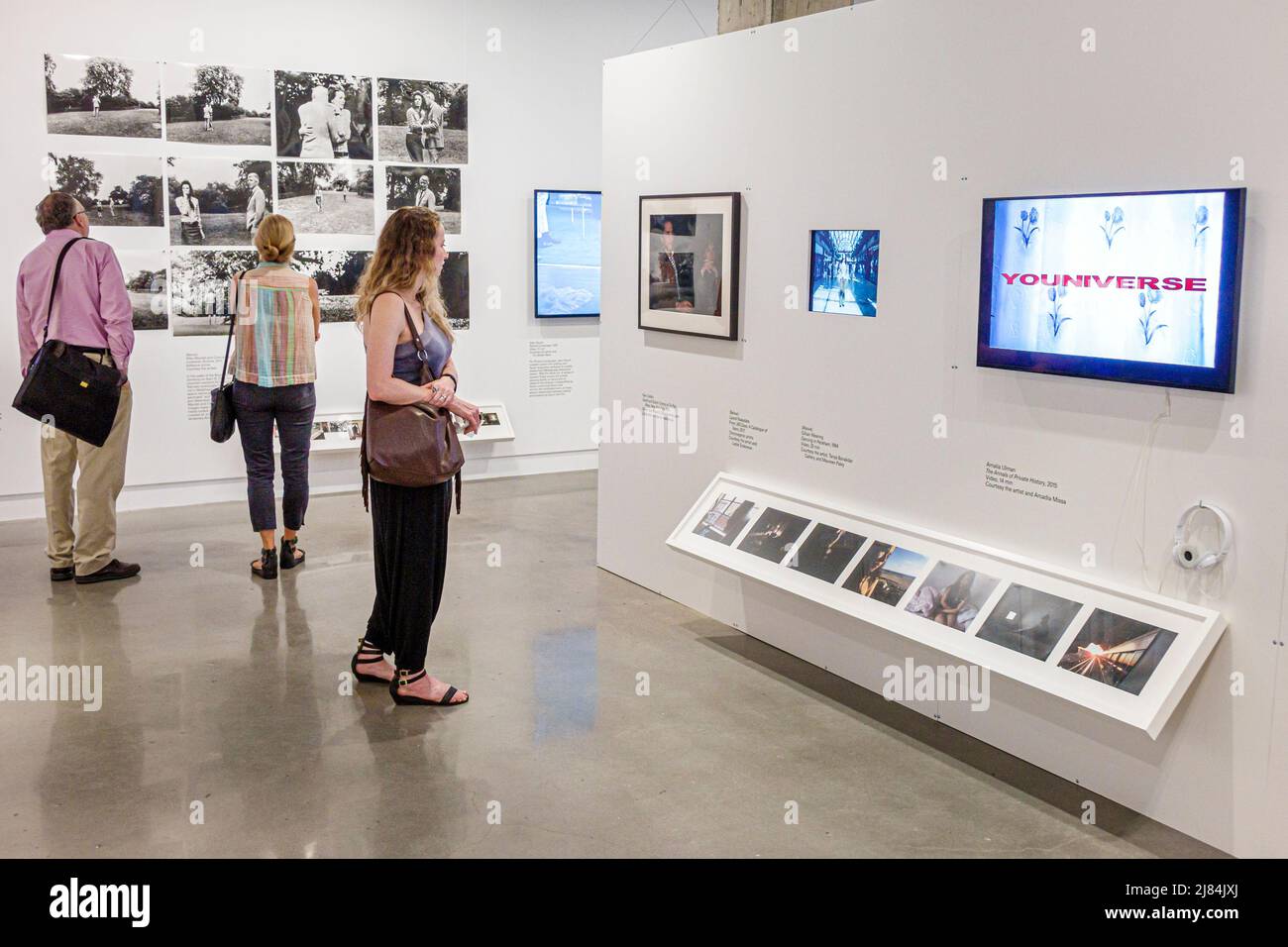 New York City NYC,Lower Manhattan Bowery,International Center of Photography Museum ICP,exhibit man femmes galerie visiteurs à la recherche Banque D'Images