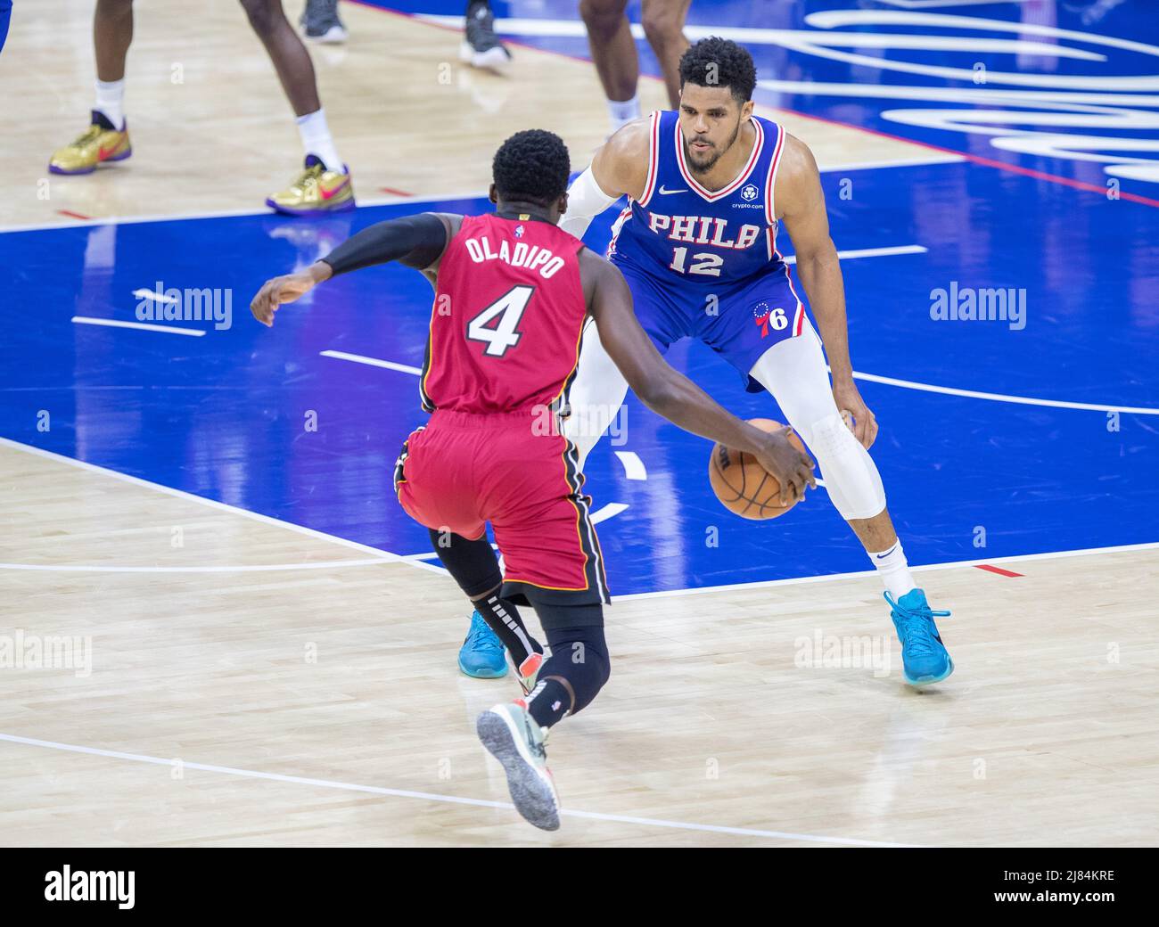 Philadelphie, États-Unis. 12th mai 2022. Tobias Harris (#12 76ers)&#XA;marquant Oladipo (#4 Heat) pendant le match de la National Basketball Association entre le Philadelphia 76ers et Miami Heat au Wells Fargo Center de Philadelphie, PA Georgia Soares/SPP crédit: SPP Sport Press photo. /Alamy Live News Banque D'Images