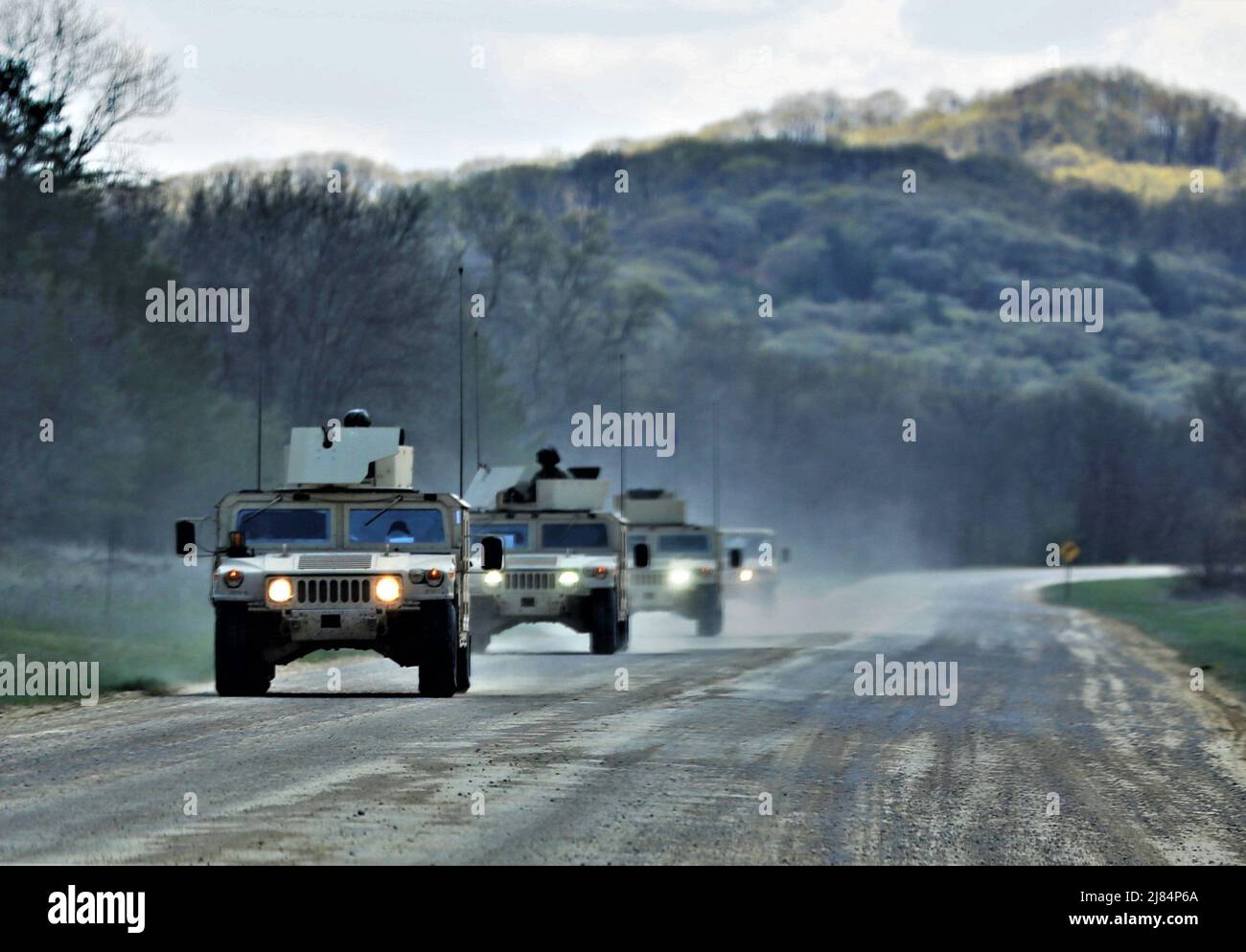 Les membres de service à Fort McCoy pour la formation dans la 86e Division de la formation de l'exercice guerrier 86-17-02 véhicules tactiques d'entraînement dans un convoi sur l'exercice au cours de l'après mai 2017, 4 opérations, à Fort McCoy, Wisconsin (Etats-Unis), près de 6 000 soldats ont participé à l'exercice guerrier qui se concentre sur l'austère et réaliste des environnements opérationnels. L'exercice a pour but de tester et développer des leaders à tous les niveaux. L'un des objectifs clés de l'exercice guerrier 2017 était de permettre aux unités au niveau du peloton pour réussir dans un environnement tactique face aux facteurs de stress de combat. (U.S. Photo de l'armée Banque D'Images