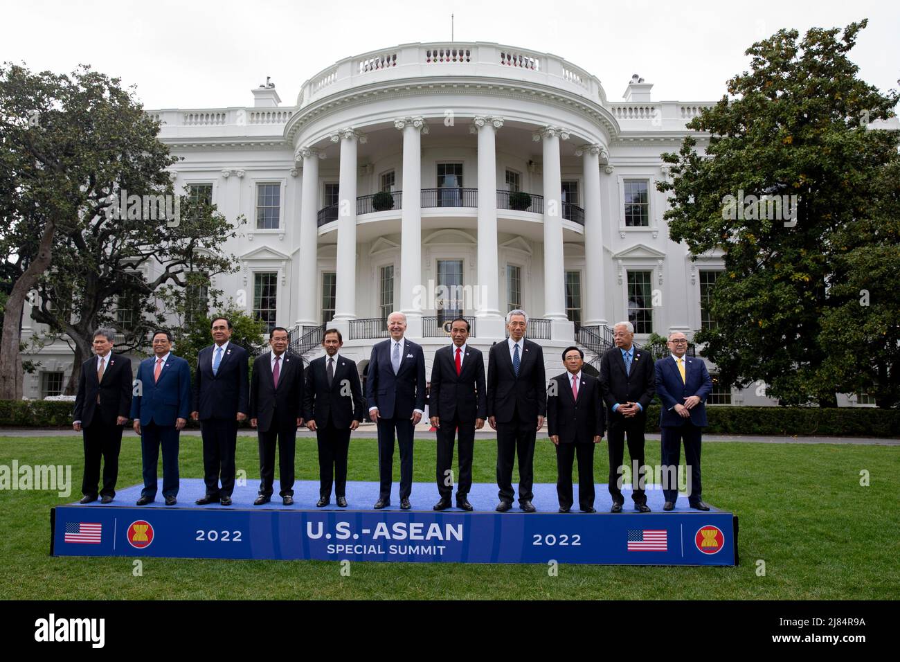 LE Président AMÉRICAIN Joe Biden (C) pose avec les dirigeants du Sommet spécial États-Unis-ASEAN lors d'une photo de famille sur la pelouse sud de la Maison Blanche à Washington, DC, Etats-Unis, 12 mars 2022. Biden a accueilli les dirigeants des pays de l'ANASE et le Secrétaire général de l'ANASE à la Maison Blanche, alors que le Sommet spécial États-Unis-ANASE se réunit, le deuxième Sommet spécial depuis 2016. Le sommet devrait aborder la réponse de la COVID-19 et la sécurité sanitaire mondiale, le changement climatique et le développement durable.Credit: Michael Reynolds/Pool via CNP/MediaPunch Banque D'Images
