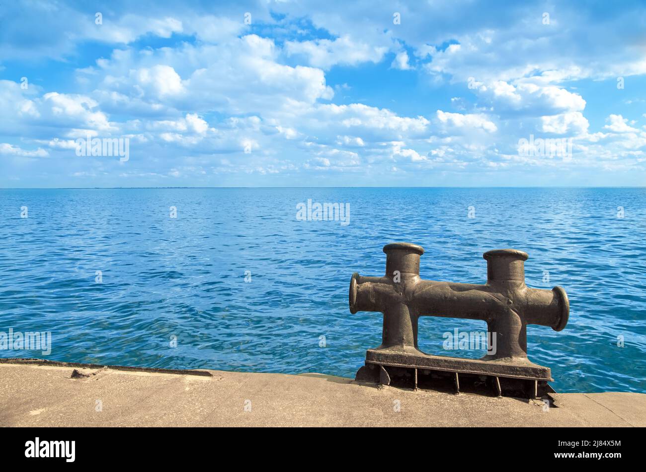 Croix de bollard de mouillage double sur un fond de la mer. Banque D'Images