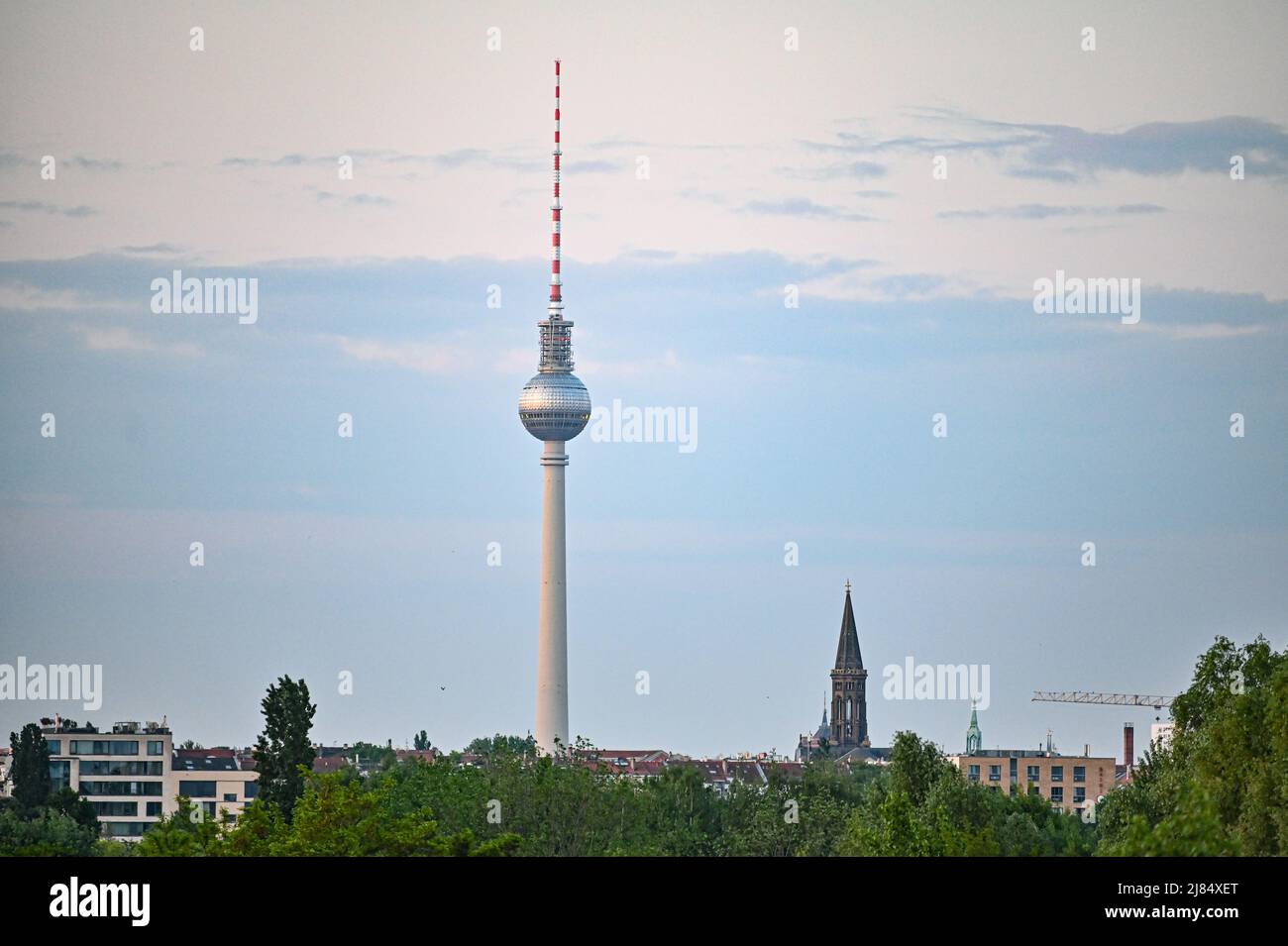 Berlin, Allemagne. 13th mai 2022. La tour de télévision de Berlin en début de matinée. Credit: Fabian Sommer/dpa/Alay Live News Banque D'Images