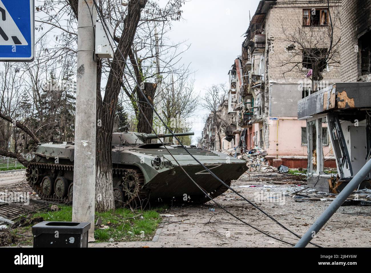 Marioupol, Ukraine. 16th avril 2022. Un véhicule de combat d'infanterie BMP-1 russe abandonné près de l'usine d'Azovstal à Marioupol. La bataille entre les forces russes et pro-russes et les forces ukrainiennes en déférence, sous la direction du bataillon Azov, se poursuit dans la ville portuaire de Marioupol. Crédit : SOPA Images Limited/Alamy Live News Banque D'Images