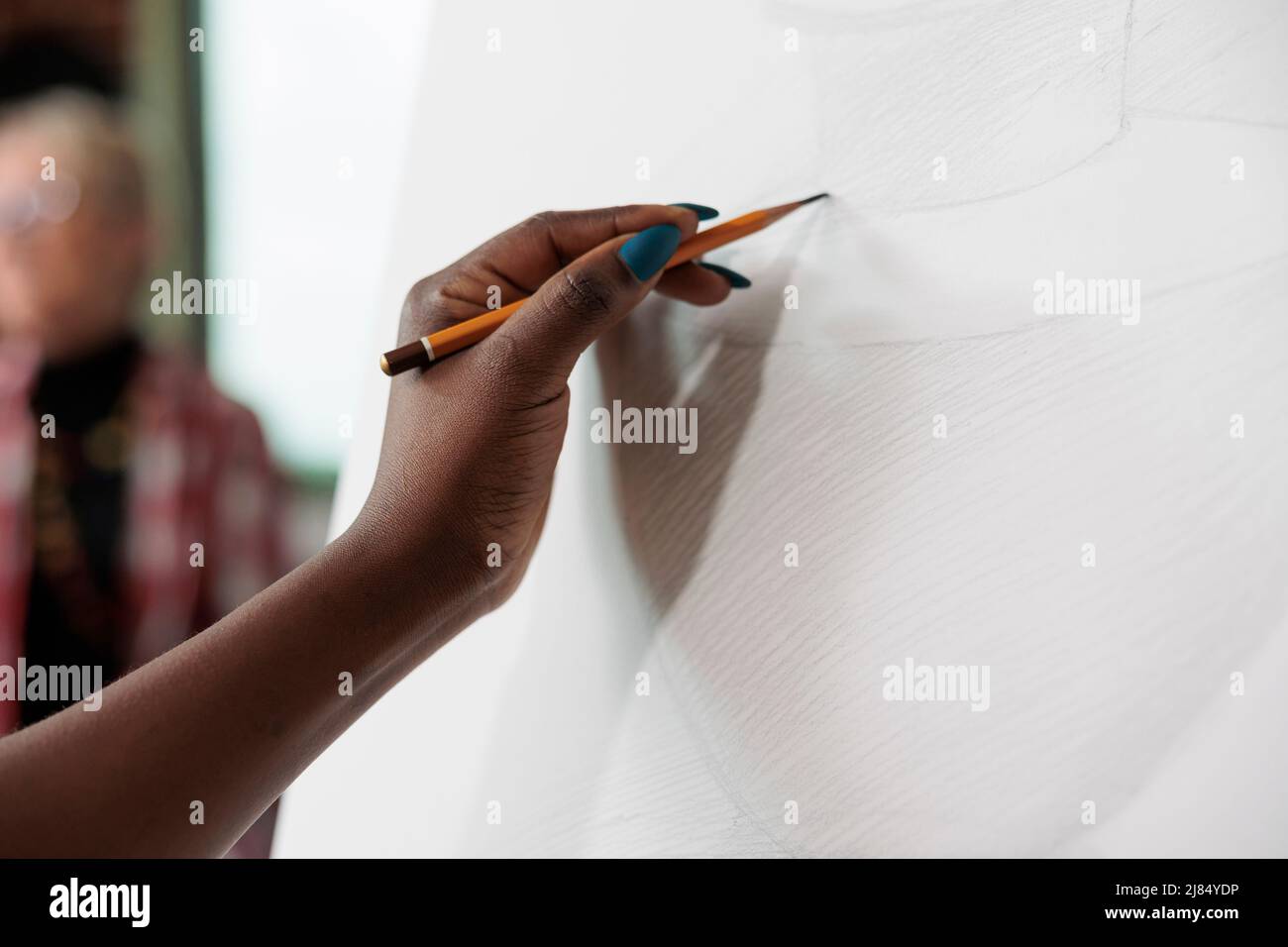 Gros plan de l'artiste étudiant dessin vase modèle sur toile travaillant à l'illustration graphique à l'aide d'un crayon d'esquisse pendant la leçon d'art. Peintre homme apprenant la technique d'esquisse. Résolutions du nouvel an Banque D'Images