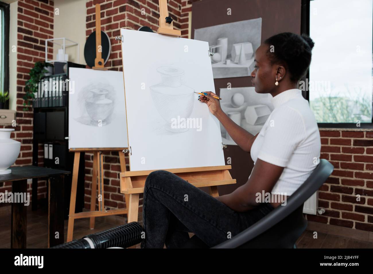 Portrait de l'artiste étudiant appréciant la classe d'art développant des compétences de dessin pour la croissance personnelle. Femme créative participant à une leçon artistique apprenant à dessiner des illustrations graphiques sur toile Banque D'Images