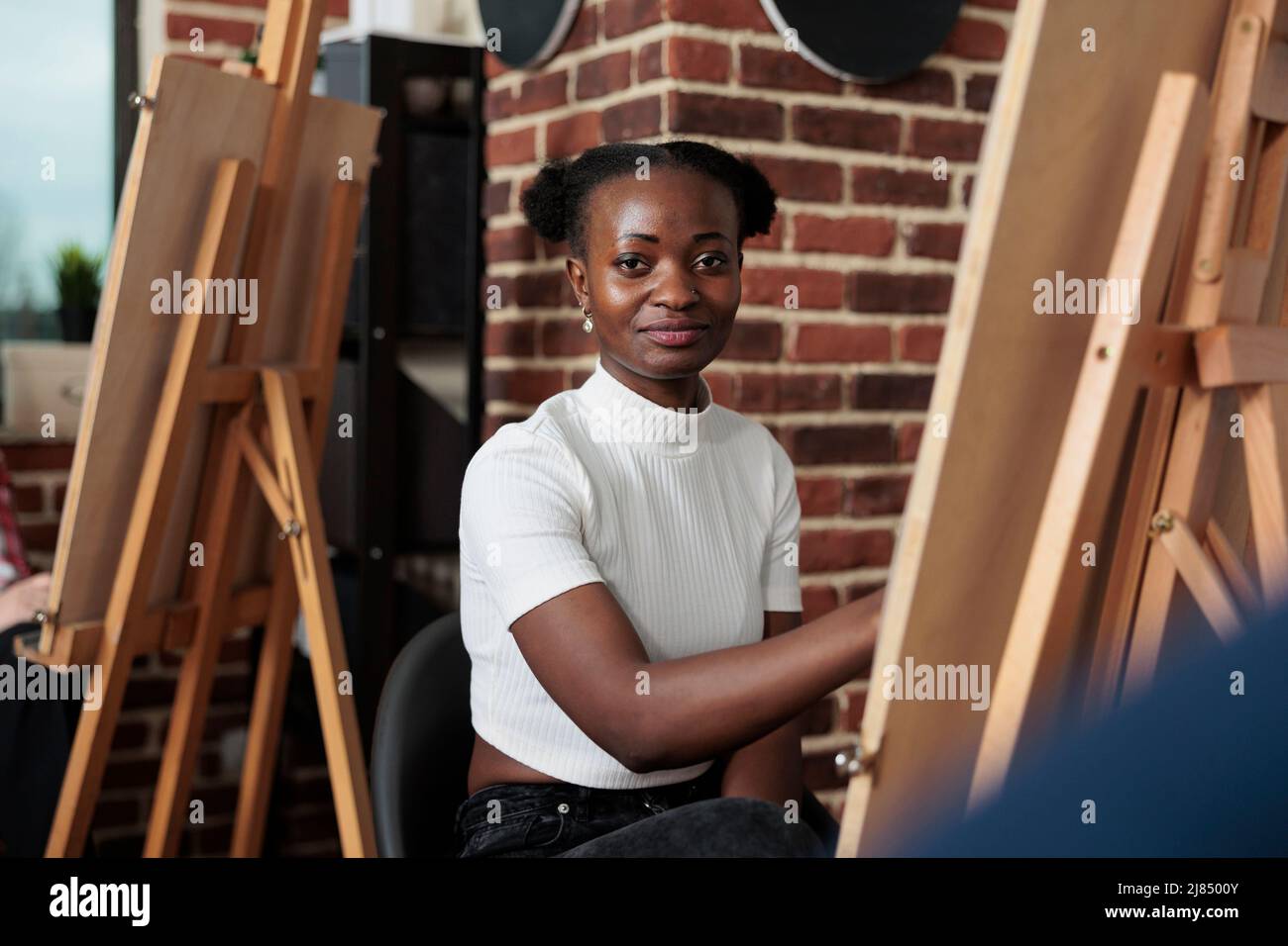 Portrait d'étudiant peintre esquisse vase sur toile blanche dessin modèle à l'aide de crayon graphique en studio de créativité. Diverses équipes de cours d'art de développement de nouvelles compétences artistiques pour la croissance personnelle Banque D'Images