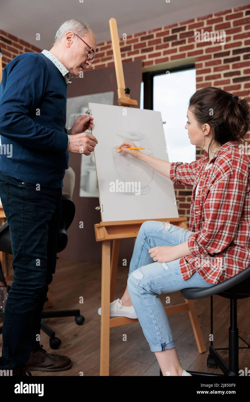 Art étudiant dessin vase modèle sur toile travailler à l'illustration graphique développer de nouvelles compétences artistiques en studio de créativité. Artiste peintre apprenant la technique d'esquisse de création d'œuvres d'art modernes Banque D'Images