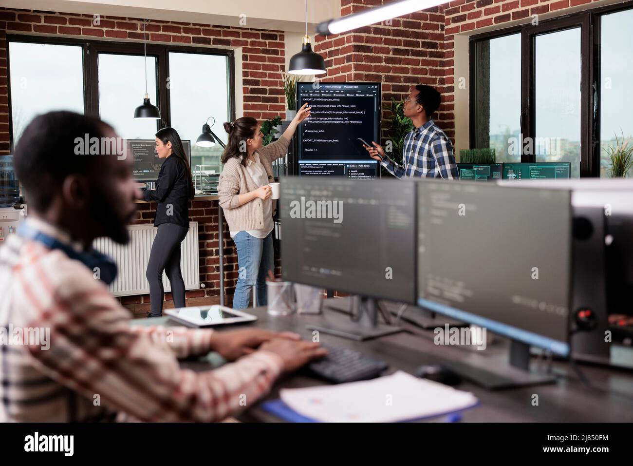 Les développeurs de systèmes de sécurité analysent la méthode de codage des applications afin d'optimiser le taux de traitement des données. Les programmeurs mixtes de race utilisent l'apprentissage machine pour démypher les fichiers volés cryptés. Banque D'Images