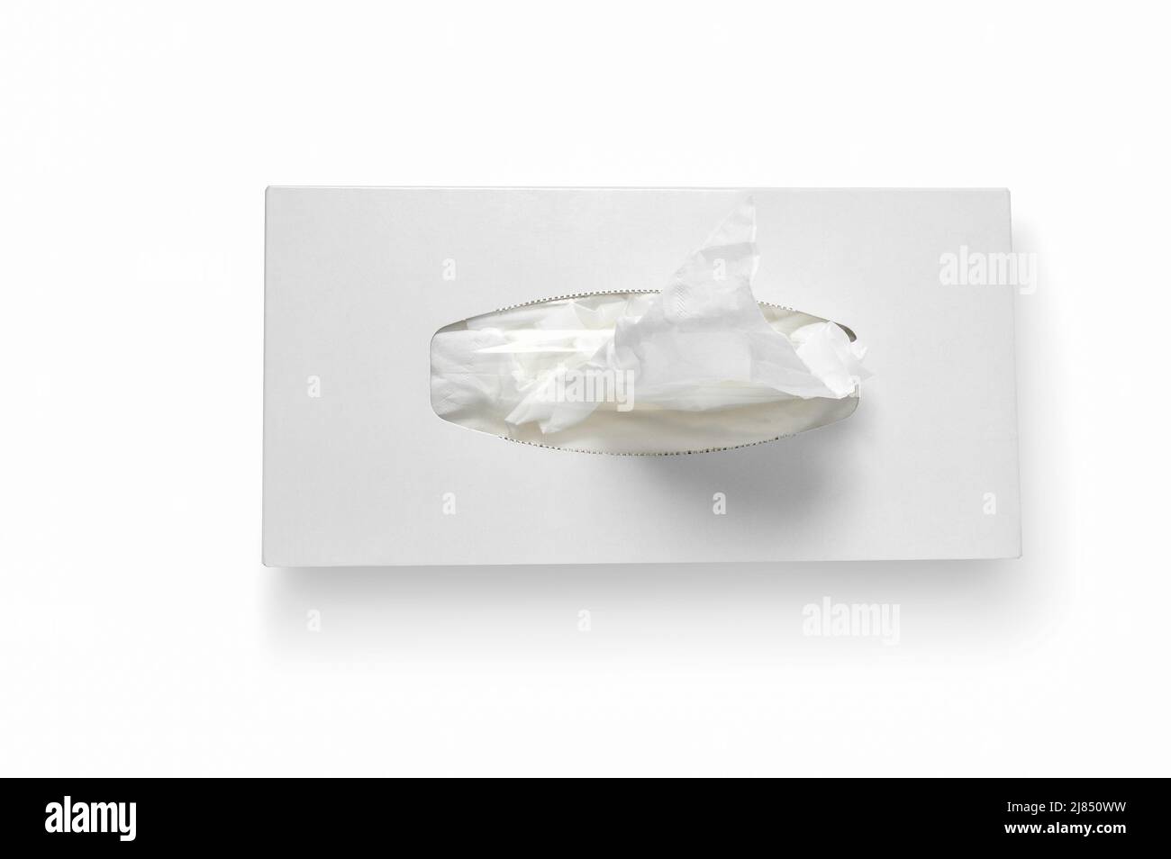 Vue de dessus des lingettes antibactériennes jetables humides dans une boîte en carton sur fond blanc. Banque D'Images