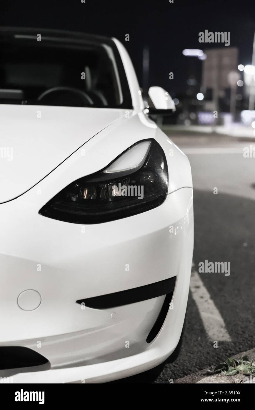 Vue avant d'une voiture électrique blanche Tesla. Conception et extérieur de voiture électrique blanche de la société automobile Tesla Motors Banque D'Images