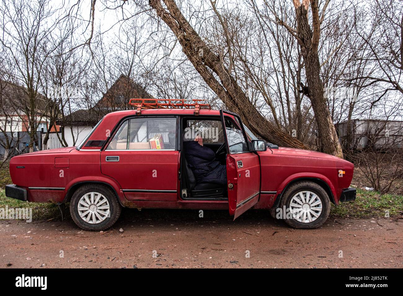 Lipovka, Ukraine. 10th avril 2022. Une femme pleure lorsque la police arrive pour recueillir le corps de son fils mort pour enquête. Selon sa famille, l'homme a été empoisonné par des soldats russes.Lipovka est une petite ville de la région de Bucha située à 60 km à l'ouest de la capitale. Une zone complète de petits villages qui n'ont pas de lumière, d'eau, de gaz, de chaleur et de communication depuis plus d'un mois. Lipovka a été détruite par environ 40%, des meurtres de masse de civils par les occupants russes ont été enregistrés, des infrastructures ont été détruites, des territoires ont été extraits. (Image de crédit : © Rick Mave/SOPA IM Banque D'Images