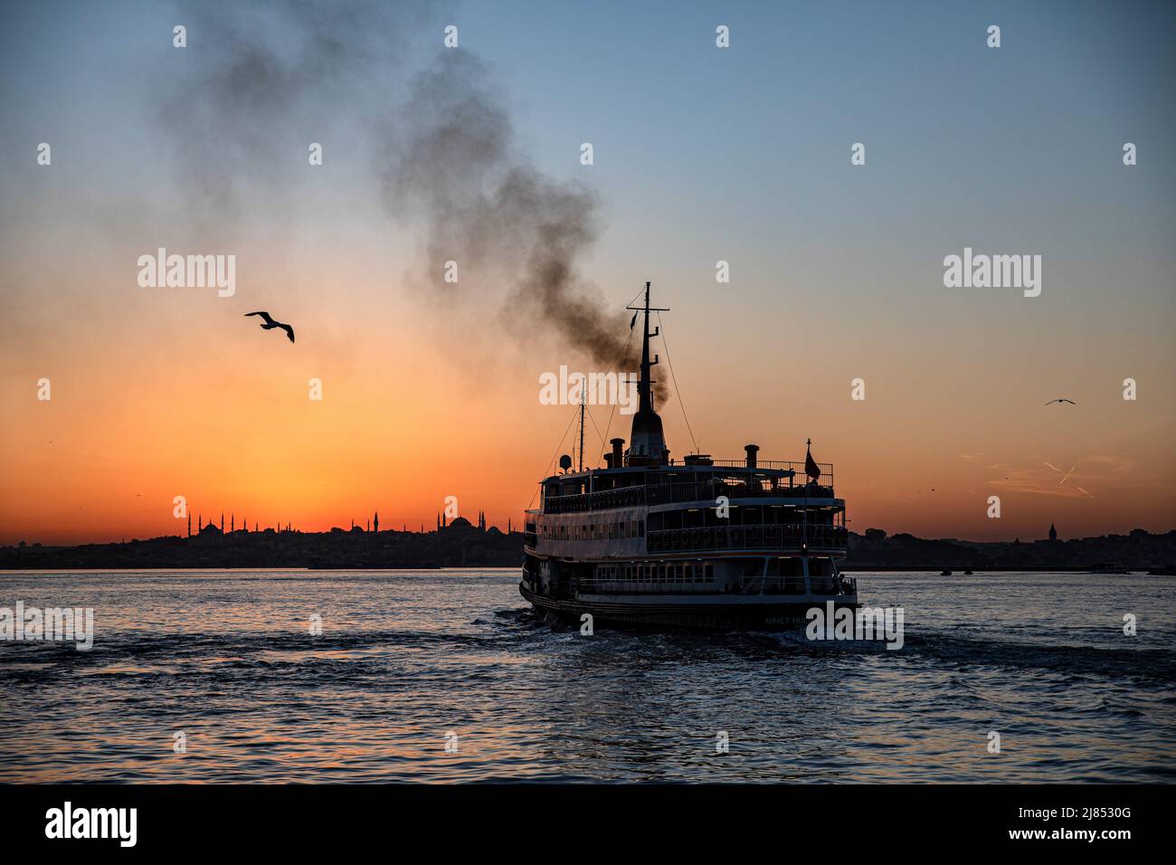 Istanbul, Turquie. 12th mai 2022. Le ferry City Lines part de la jetée de Kadikoy et de la péninsule historique avec vue sur le coucher du soleil en arrière-plan. Crédit : SOPA Images Limited/Alamy Live News Banque D'Images