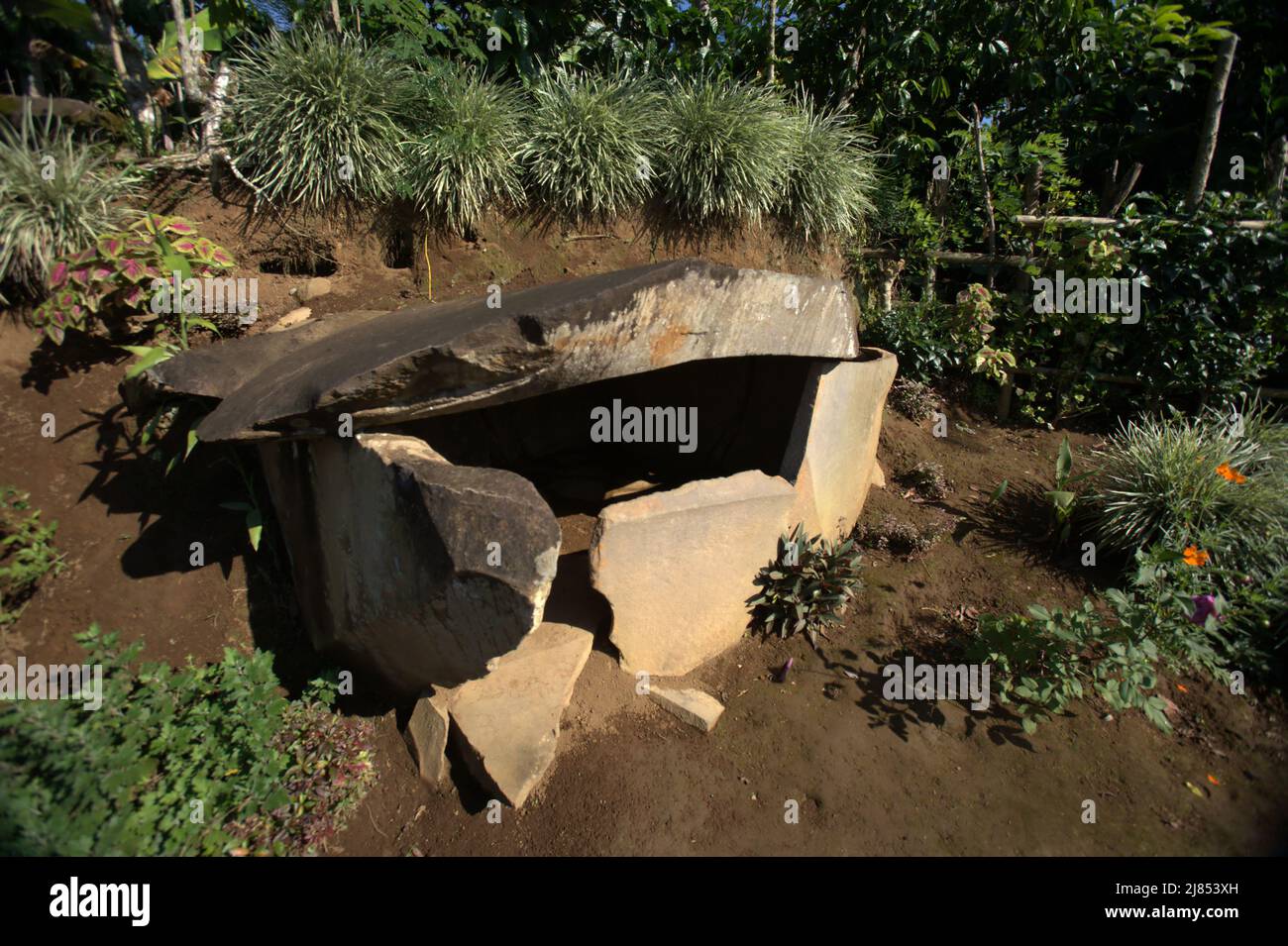 Un dolmen mégalithique dans le village de Tegur Wangi, Padar Alam, Sumatra Sud, Indonésie. Banque D'Images