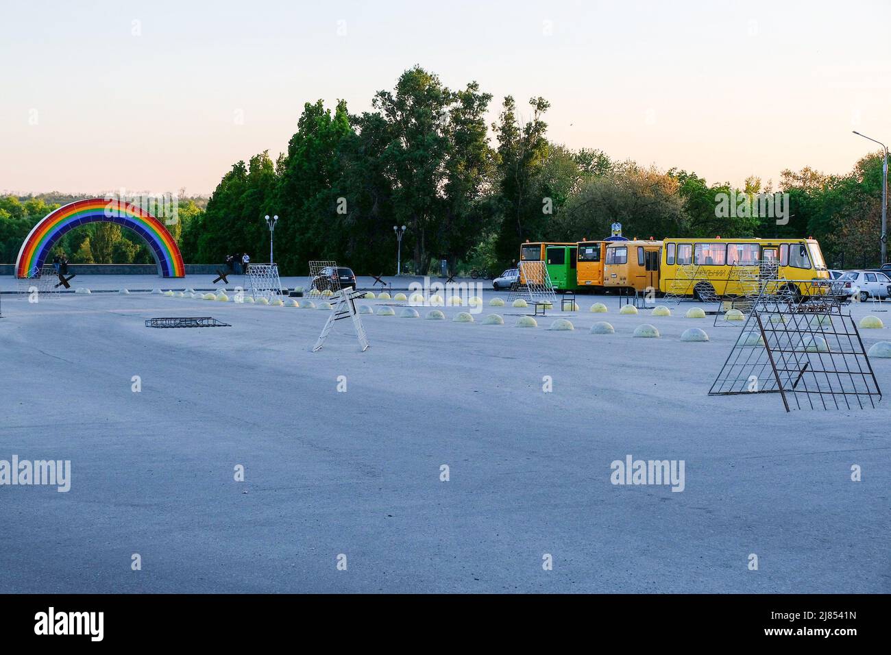 Zaporizhia, Ukraine. 12th mai 2022. Les bus utilisés pour évacuer les réfugiés sont stationnés dans la ville. Chaque jour, les personnes déplacées de toute l'Ukraine orientale qui fuient les zones de combat ou les territoires occupés par l'armée russe cherchent refuge au Centre Zaporizhia. La Russie a envahi l'Ukraine le 24 février 2022, déclenchant la plus grande attaque militaire en Europe depuis la Seconde Guerre mondiale Crédit : SOPA Images Limited/Alamy Live News Banque D'Images