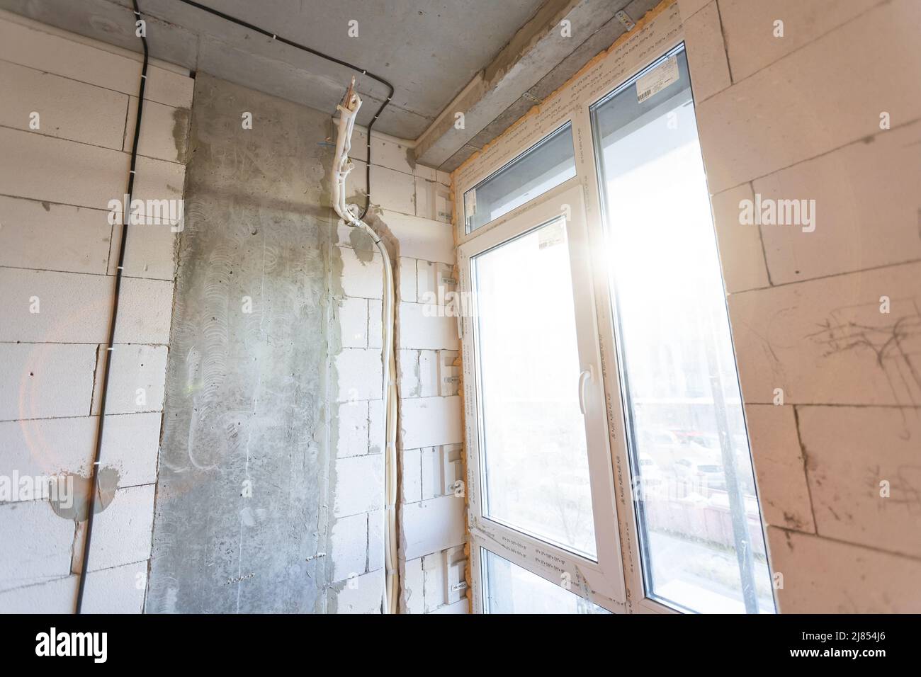Le processus d'installation de cadres métalliques pour placoplâtre - cloisons sèches - pour la fabrication de murs de gypse dans l'appartement est en construction, remodelage Banque D'Images