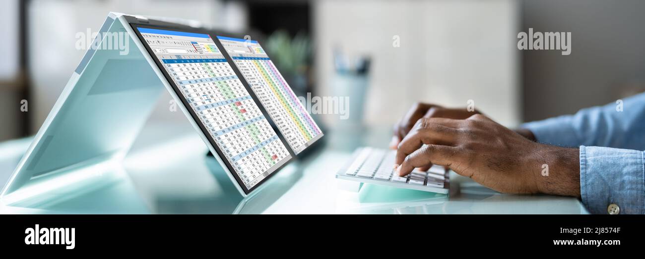 Analyste afro-américain utilisant la feuille de calcul à l'écran Banque D'Images
