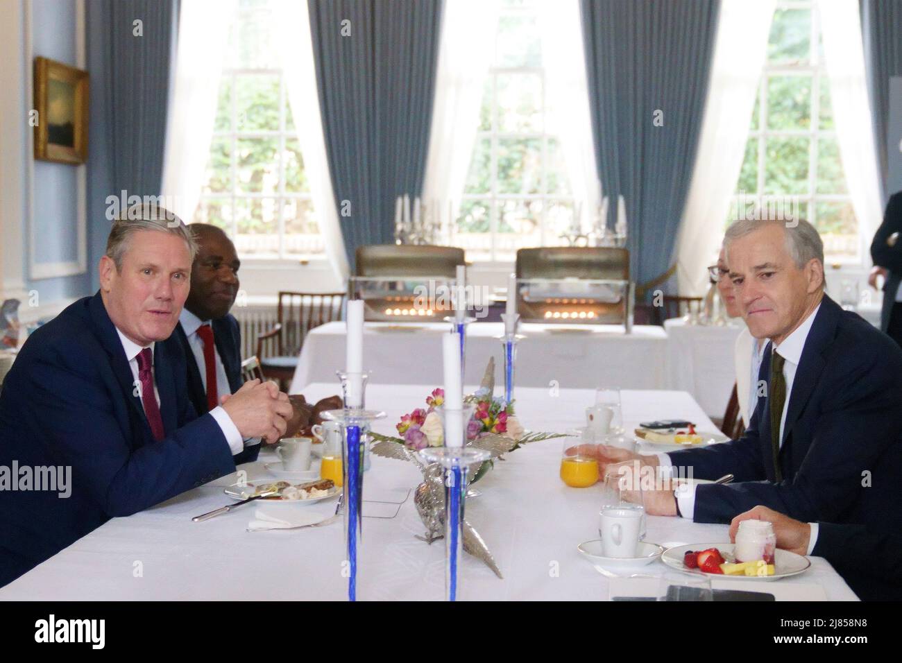 Sir Keir Starmer, leader syndical, rencontre le Premier ministre norvégien, Jonas Gahr Store, à l'ambassade de Norvège à Londres. Date de la photo: Vendredi 13 mai 2022. Banque D'Images