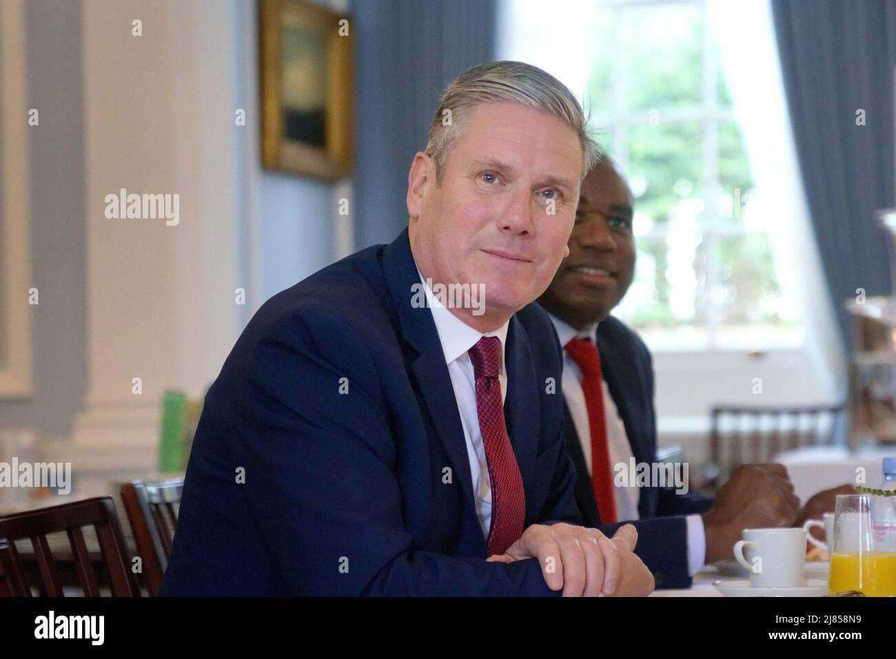 Le chef du travail Sir Keir Starmer lorsqu'il rencontre le Premier ministre norvégien, Jonas Gahr Store, à l'ambassade de Norvège à Londres. Date de la photo: Vendredi 13 mai 2022. Banque D'Images