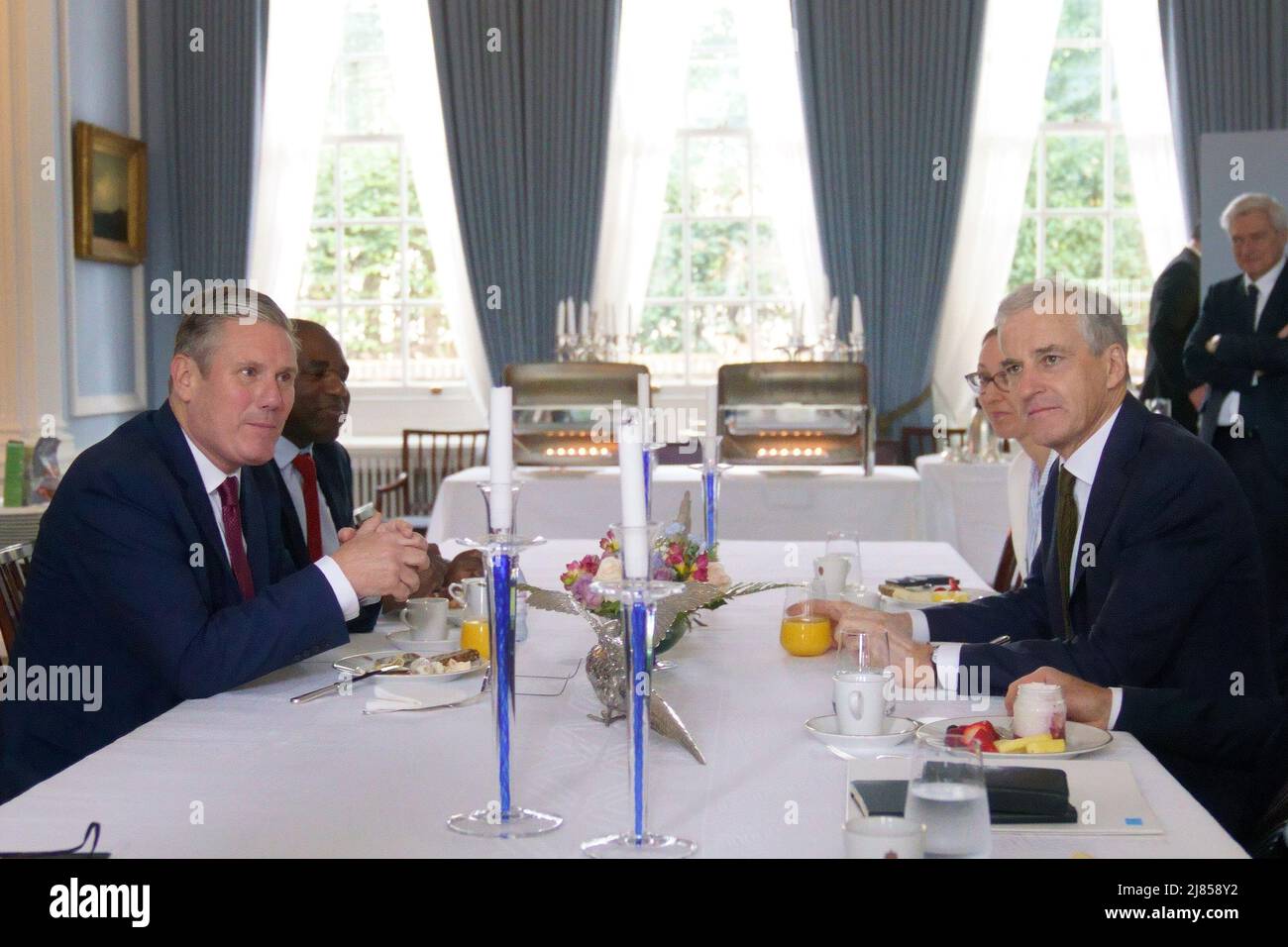 Sir Keir Starmer, leader syndical, rencontre le Premier ministre norvégien, Jonas Gahr Store, à l'ambassade de Norvège à Londres. Date de la photo: Vendredi 13 mai 2022. Banque D'Images