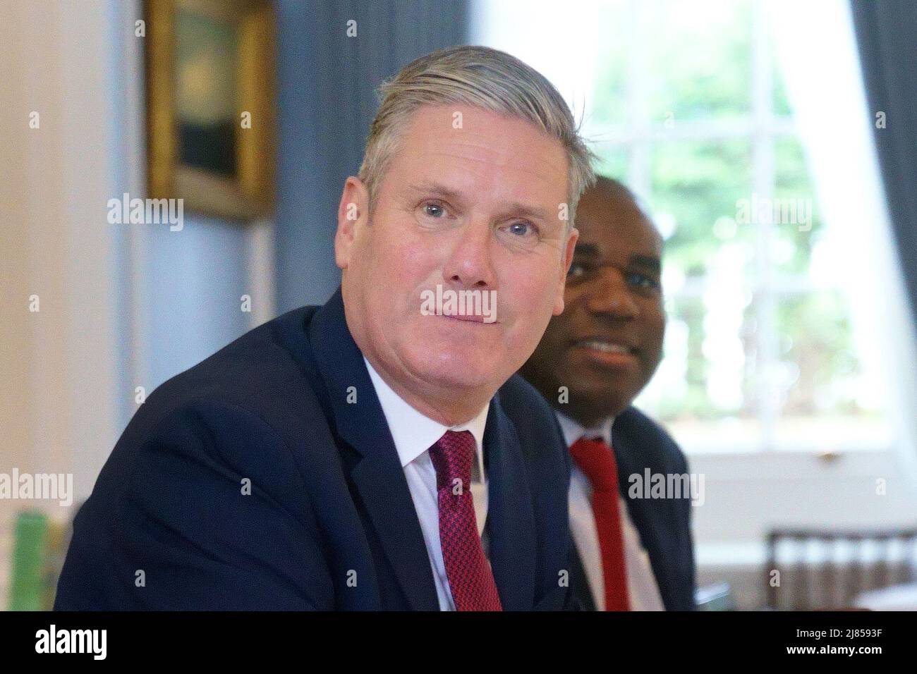 Le chef du travail Sir Keir Starmer lorsqu'il rencontre le Premier ministre norvégien, Jonas Gahr Store, à l'ambassade de Norvège à Londres. Date de la photo: Vendredi 13 mai 2022. Banque D'Images