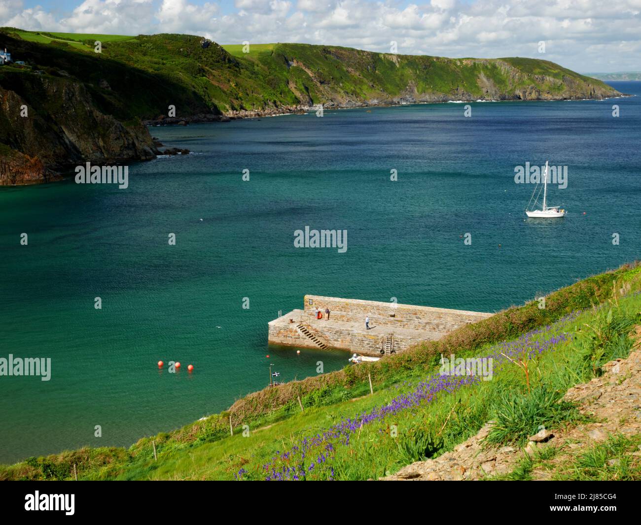 Le quai à Gorran Haven, Cornwall. Pabyer point dans la distance. Banque D'Images