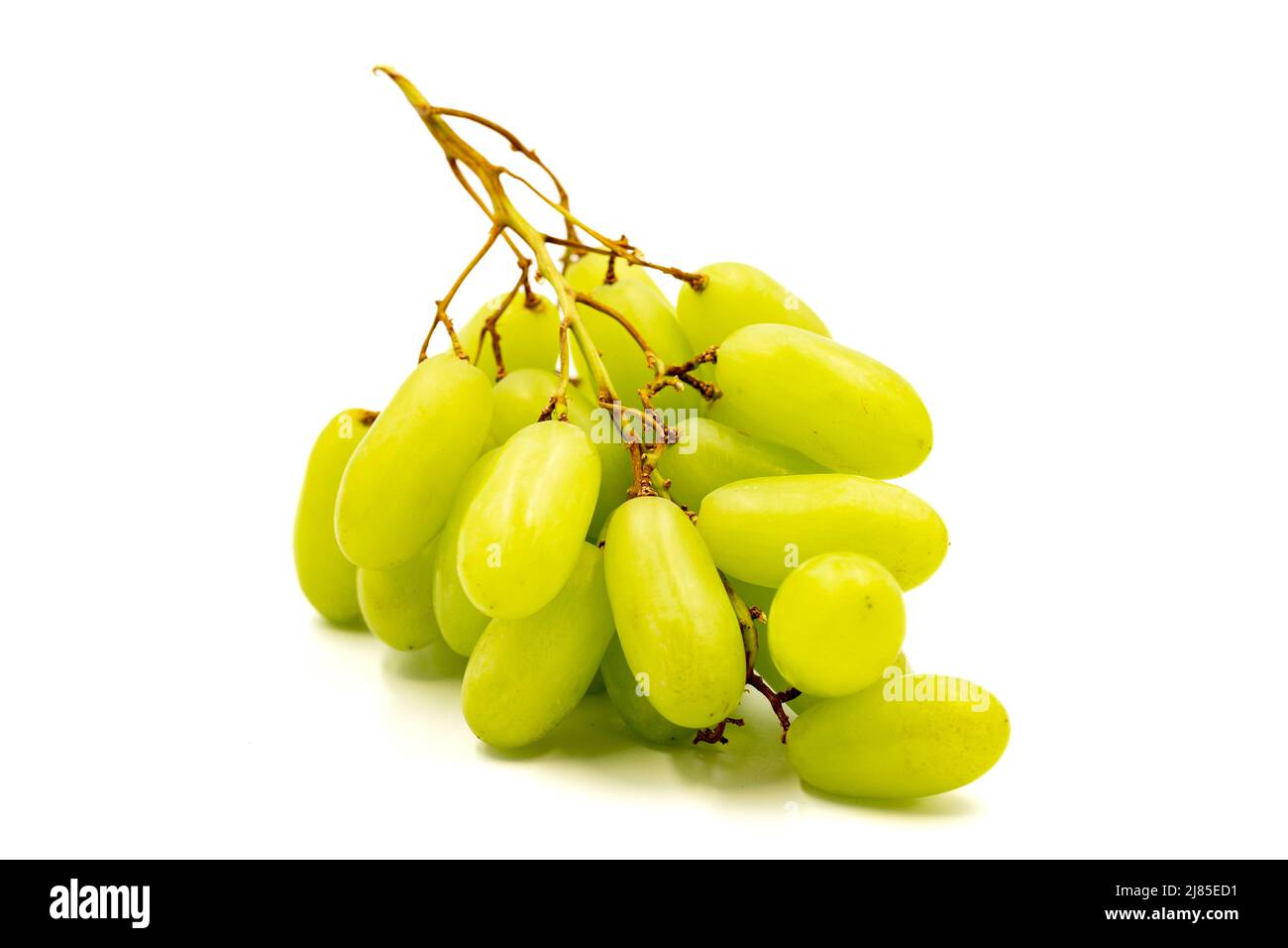 Petit bouquet de raisins isolés sur fond blanc. Gros plan Banque D'Images