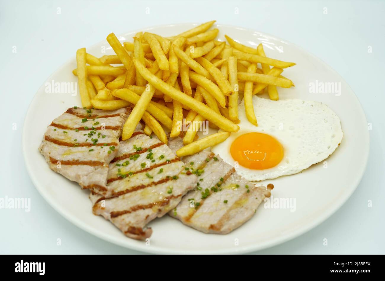 Assiette combinée de filet de porc avec pommes de terre et œuf frit Banque D'Images