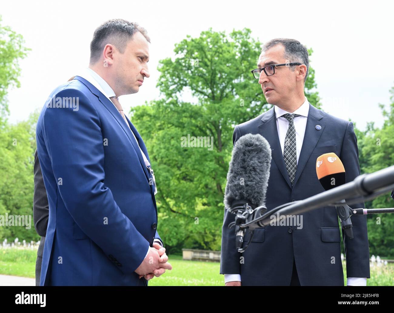 Stuttgart, Allemagne. 13th mai 2022. CEM Özdemir (r, Bündnis 90/Die Grünen), Ministre fédéral de l'alimentation et de l'agriculture et Mykola Solskyj (l) Ministre ukrainien de l'agriculture font une déclaration lors de la réunion de G7 des ministres de l'agriculture au château de Hohenheim. Credit: Bernd Weißbrod/dpa/Alay Live News Banque D'Images