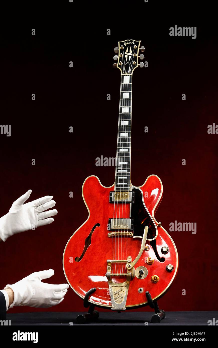 La guitare Gibson ES-355 du membre du groupe Oasis Noel Gallagher, détruite  lors d'un débat avec son frère au festival Rock en Seine de Paris en 2009,  est exposée lors d'un aperçu