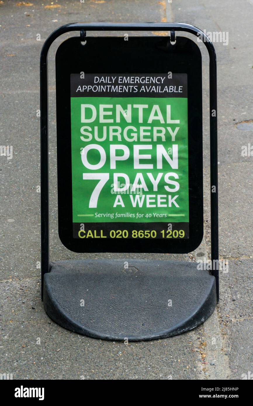 Panneau à l'extérieur d'un dentiste du sud de Londres à Beckenham annonce une chirurgie dentaire ouverte 7 jours par semaine et avec des rendez-vous d'urgence quotidiens disponibles. Banque D'Images