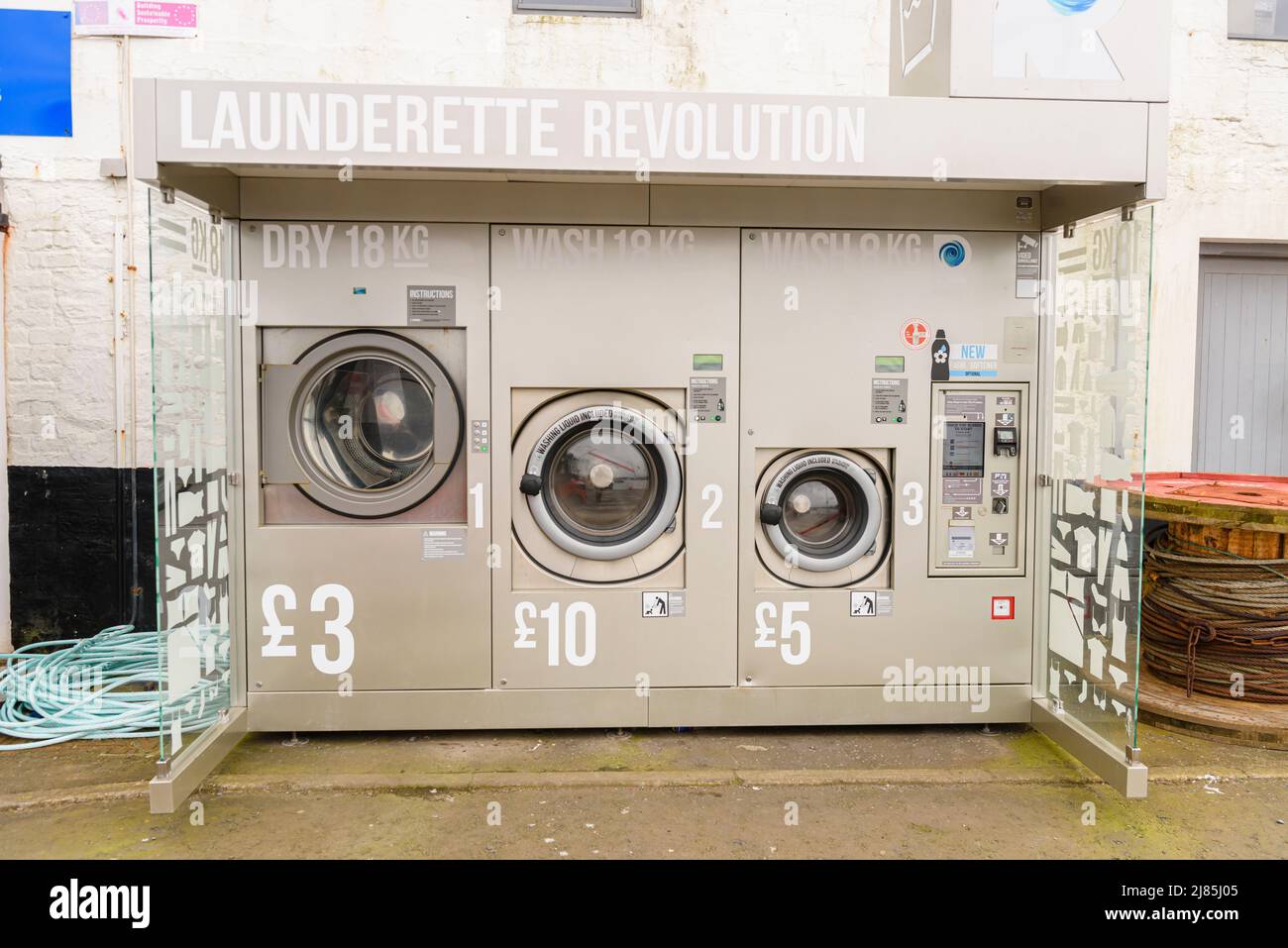 Laverie automatique avec sèchelinge, grand lavelinge et petit lavelinge Photo Stock Alamy