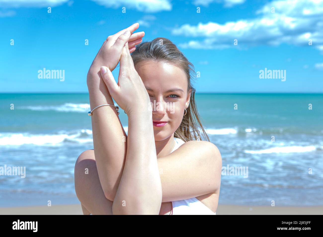 gros plan d'une jeune blonde posant pour la caméra sur la plage. Banque D'Images