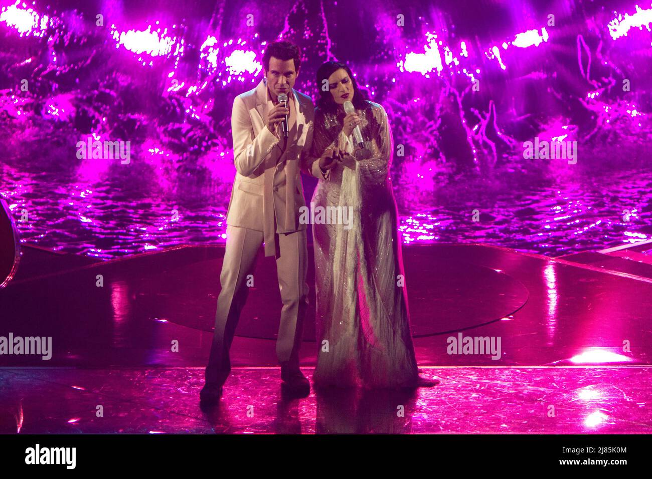 Turin, Italie. 12th mai 2022. Mika et Laura Pausini duet lors de la deuxième demi-finale du Concours Eurovision de la chanson. Credit: Marco Destefanis / Alamy Live News Banque D'Images