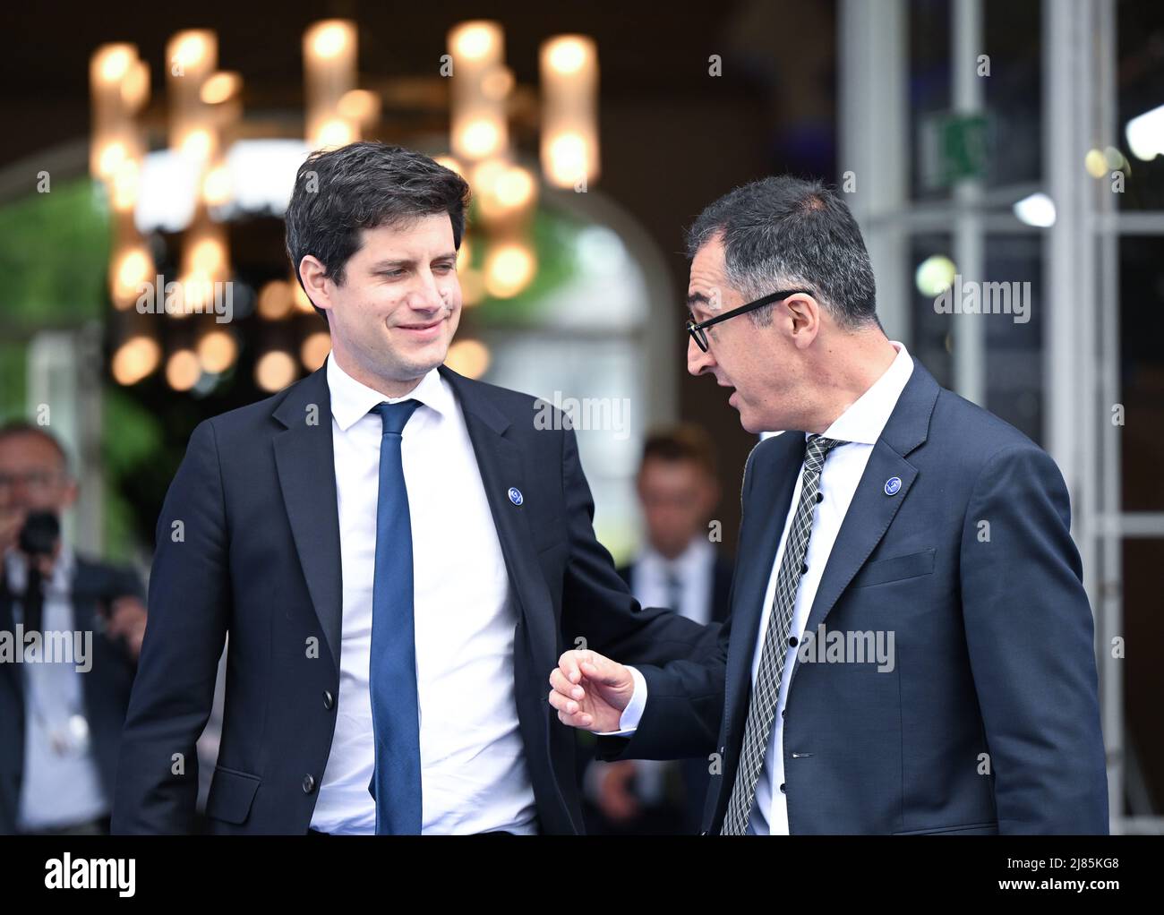 Stuttgart, Allemagne. 13th mai 2022. CEM Özdemir (r, Bündnis 90/Die Grünen), Ministre fédéral de l'alimentation et de l'Agriculture, salue Julien Denormandie (l), Ministre de l'Agriculture de France, lors de la réunion de G7 des ministres de l'Agriculture au Château de Hohenheim. Credit: Bernd Weißbrod/dpa/Alay Live News Banque D'Images