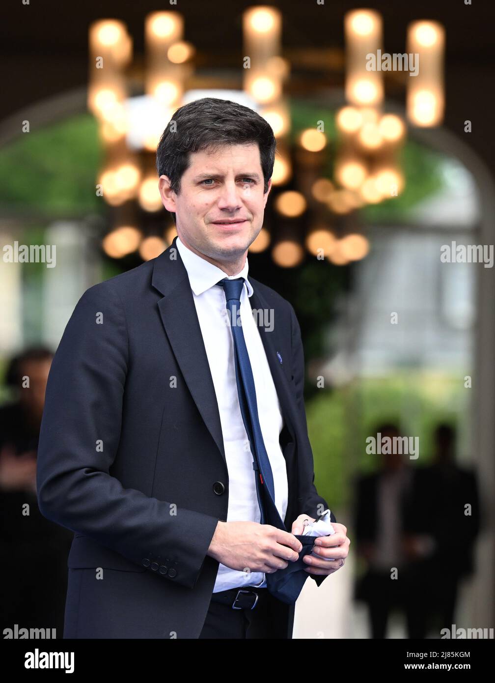 Stuttgart, Allemagne. 13th mai 2022. Julien Denormandie, ministre de l'Agriculture de France, se tient devant le château de Hohenheim avant le début de la Conférence des ministres de l'Agriculture de G7. Credit: Bernd Weißbrod/dpa/Alay Live News Banque D'Images