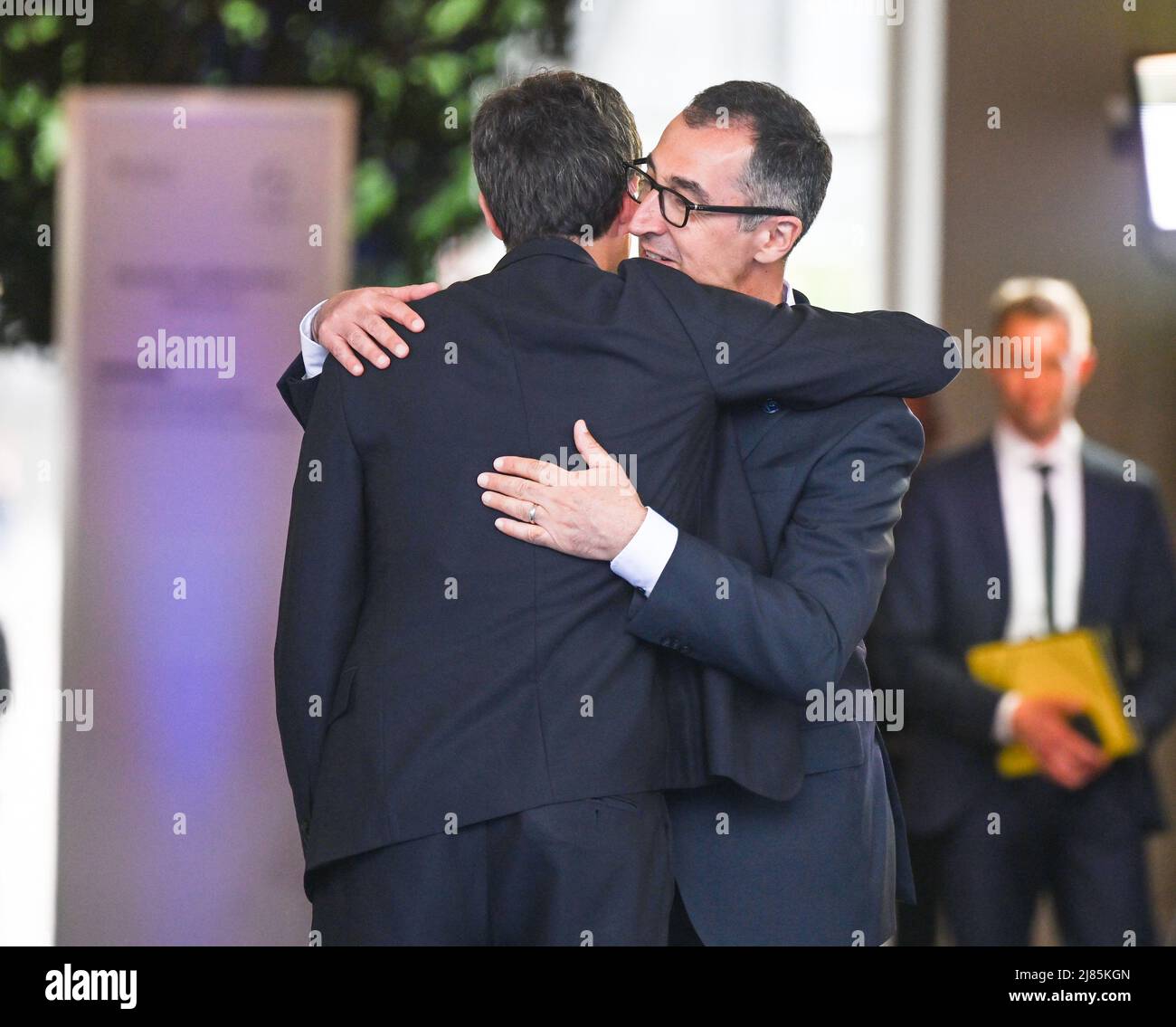 Stuttgart, Allemagne. 13th mai 2022. CEM Özdemir (r, Bündnis 90/Die Grünen), Ministre fédéral de l'alimentation et de l'Agriculture, salue Julien Denormandie (l), Ministre de l'Agriculture de France, lors de la réunion de G7 des ministres de l'Agriculture au Château de Hohenheim. Credit: Bernd Weißbrod/dpa/Alay Live News Banque D'Images