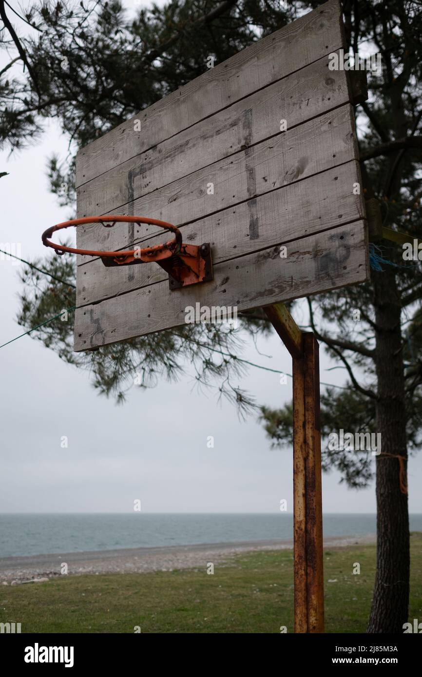 vieux panier de basket-ball sans filet dans la campagne rurale. Jouez au basket-ball Banque D'Images