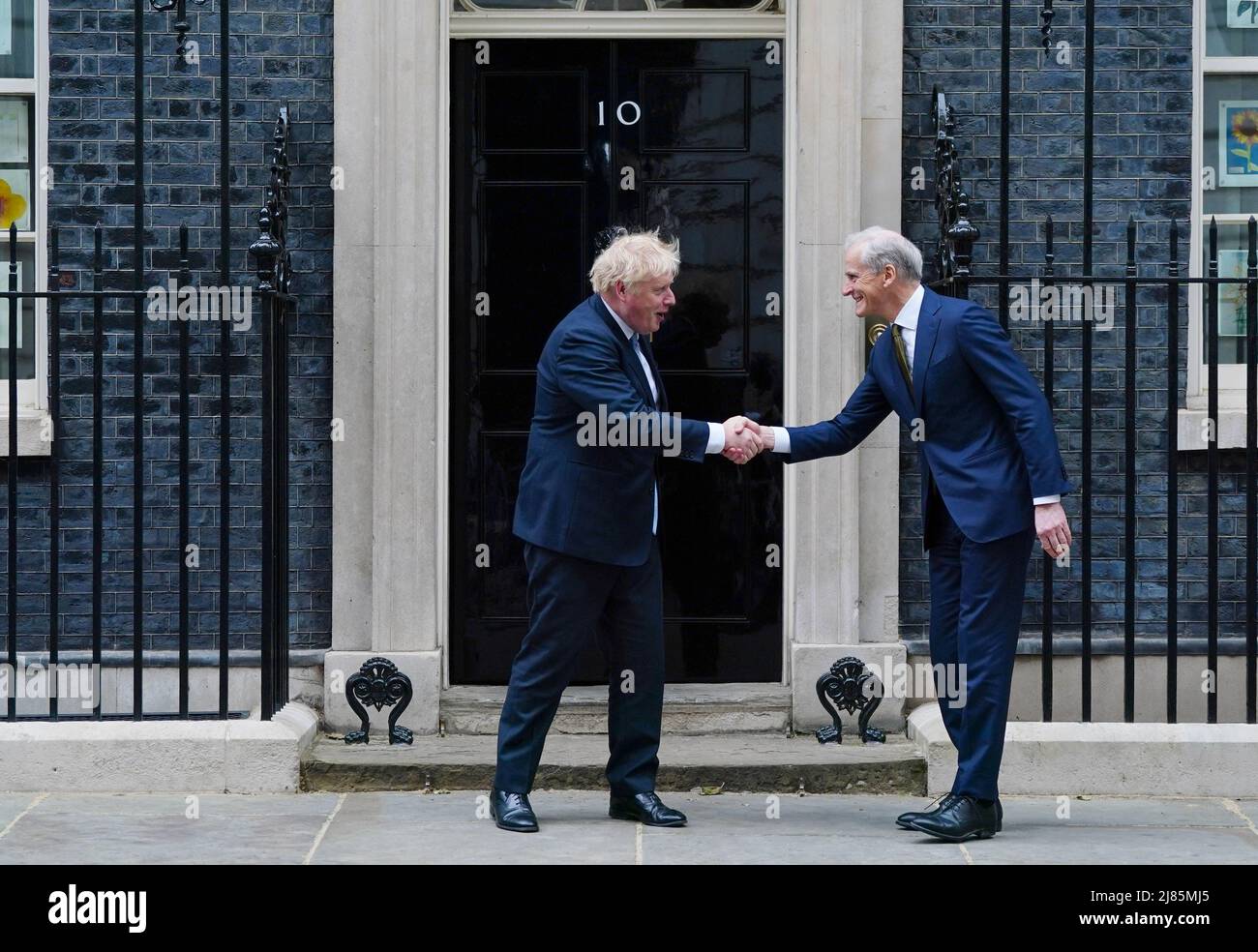 Le Premier ministre Boris Johnson salue le Premier ministre norvégien, Jonas Gahr Store, avant une réunion bilatérale au 10 Downing Street, Londres. Date de la photo: Vendredi 13 mai 2022. Banque D'Images
