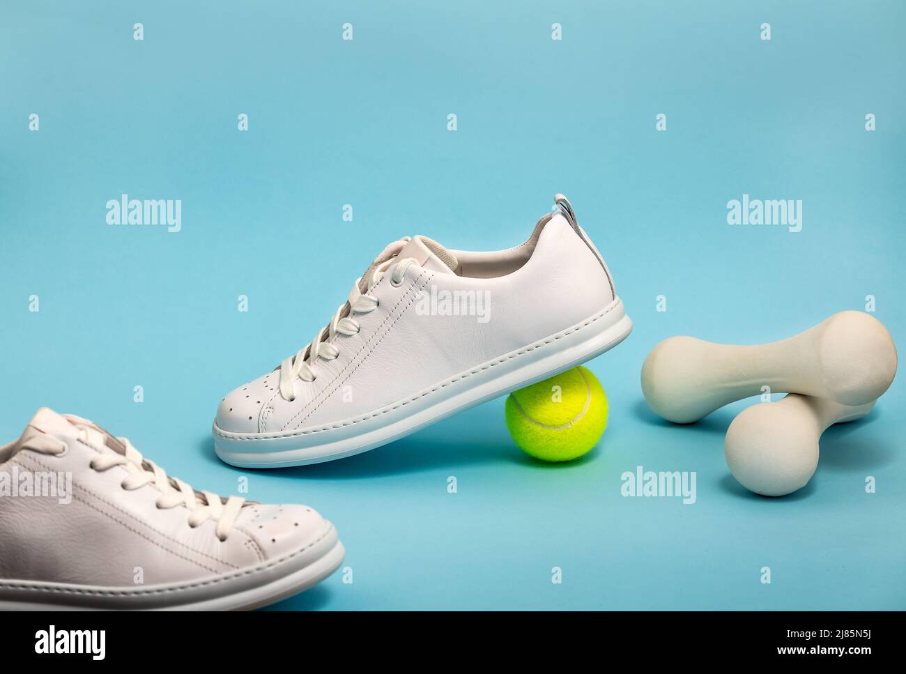 Nouvelles chaussures de tennis blanches fantaisie sans marque sur fond bleu  nouvelles baskets ou baskets sans marque sur fond bleu. Chaussures de sport  pour hommes. Paire de sport s Photo Stock -