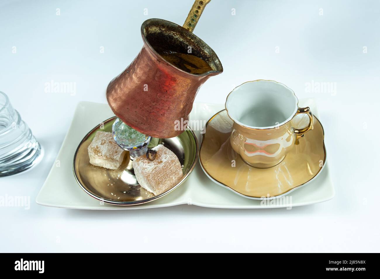 Le café turc de la casserole traditionnelle, isolé sur fond blanc, service de café turc avec délice et eau, service de concep Banque D'Images