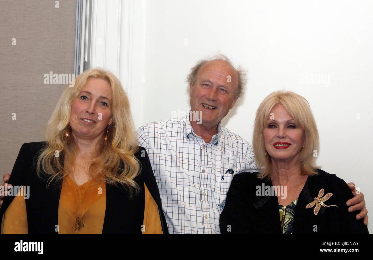 Photo de document non datée émise par conservation sans frontières de (L-R) Tim Smit - Eden Project, Sacha Dench - conservation sans frontières et Joanna Lumley, en tant que sportswoman et conservationniste Sacha Dench lance une nouvelle expédition pour suivre la route de migration de 6 000 miles d'ospreys de l'Écosse à l'Afrique de l'Ouest. Date de publication : vendredi 13 mai 2022. Banque D'Images