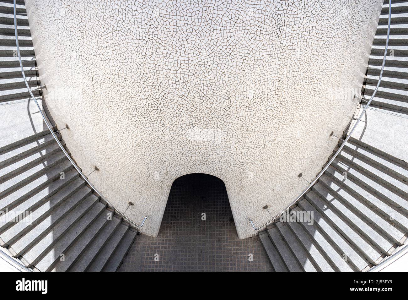 Escaliers extérieurs incurvés à la Cité des Arts et des Sciences, Valence, Espagne. Banque D'Images