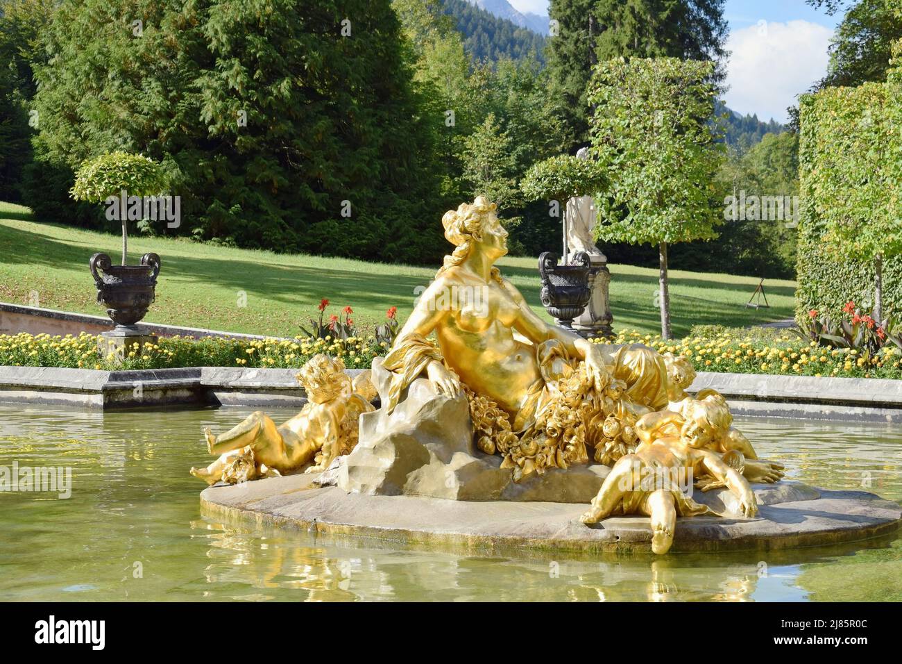 Gros plan sur la statue de la femme et des enfants d'or du palais de Linderhof dans le jardin du palais. Ettal, Bavière, Allemagne Banque D'Images