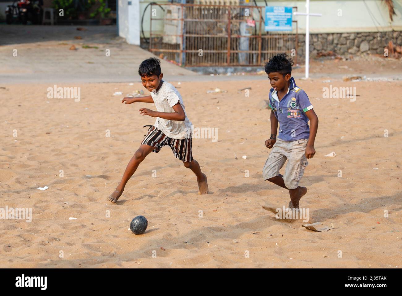 Deux jeunes garçons jouant au football avec une balle auto-fabriquée à Tangassery, Thangassery, Kerala, Inde. Banque D'Images