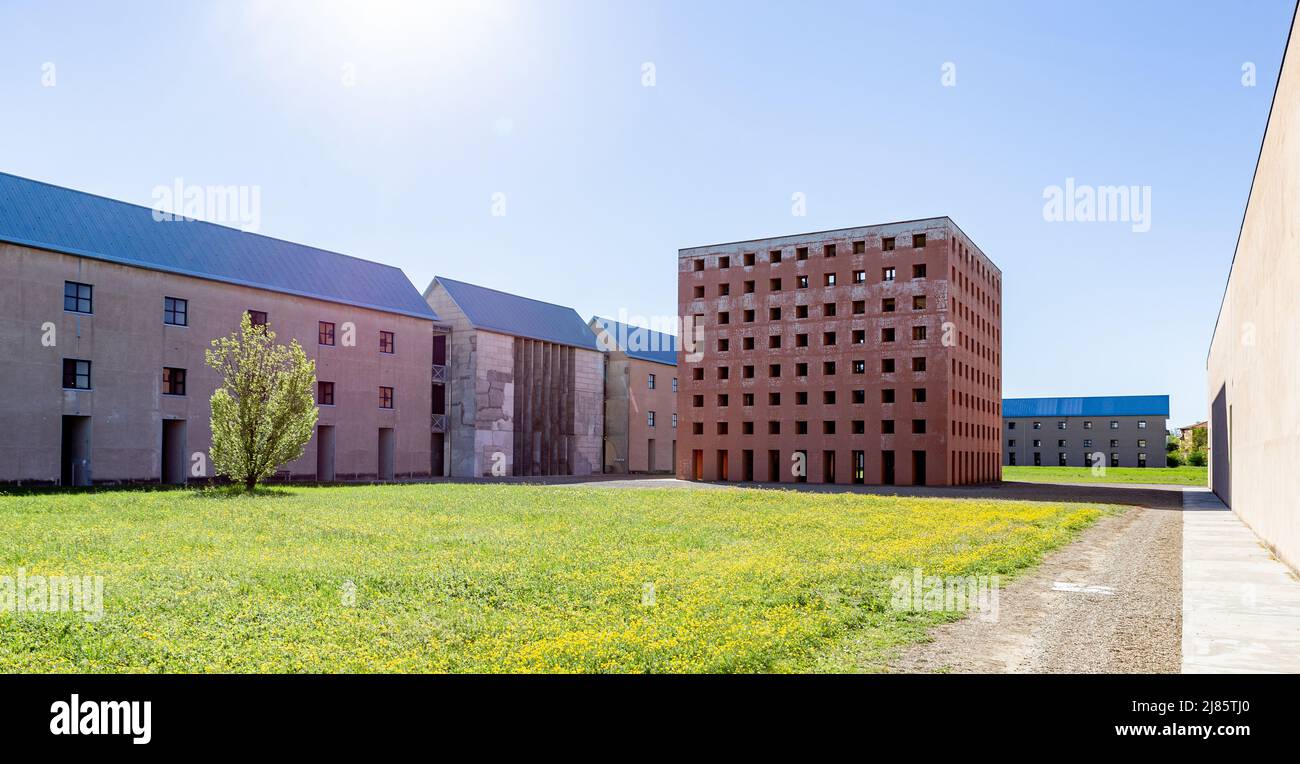 Le cimetière San Cataldo conçu par pritzker a reçu le prix de l'architecte Aldo Rossi. Considéré comme l'une des principales œuvres du post-modernisme. Banque D'Images